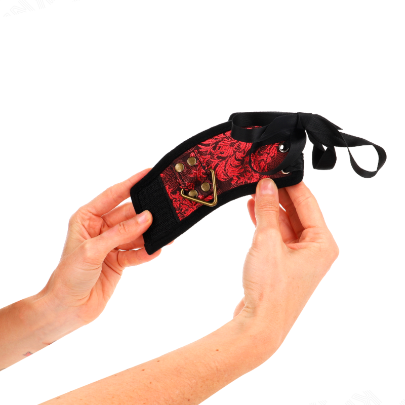 Manette BDSM in Pizzo Kink Scandal — Rosso-Nero