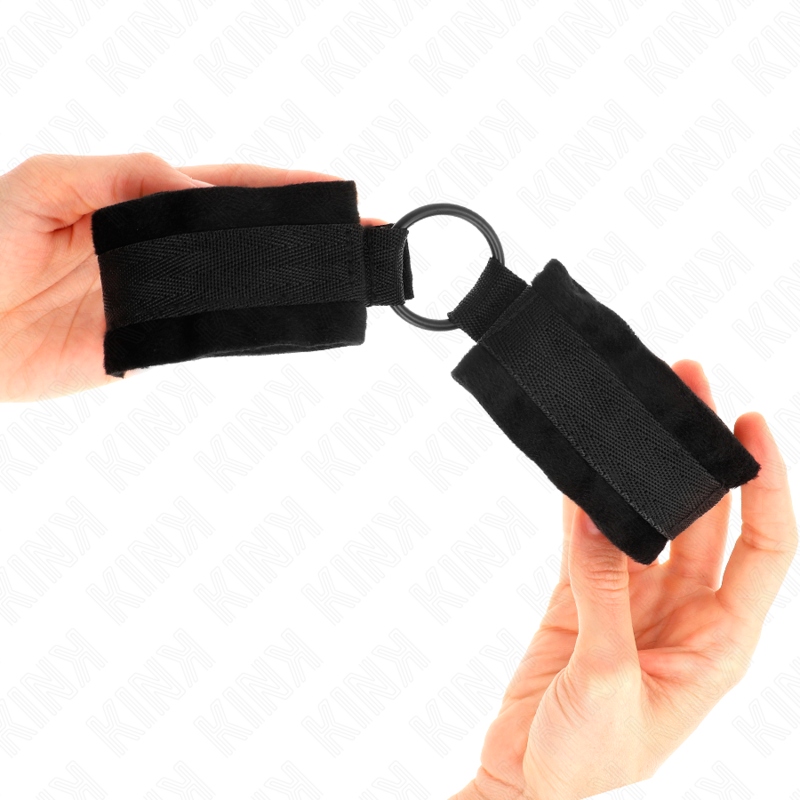 Manette BDSM in Pelliccia Kink — Regolabili, con O-Ring