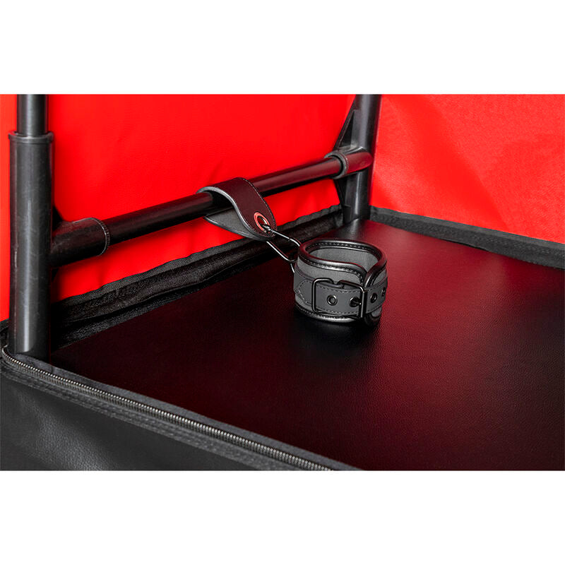 Cabina Bukkake BDSM Secret Dome Kink Club — Nero e Rosso
