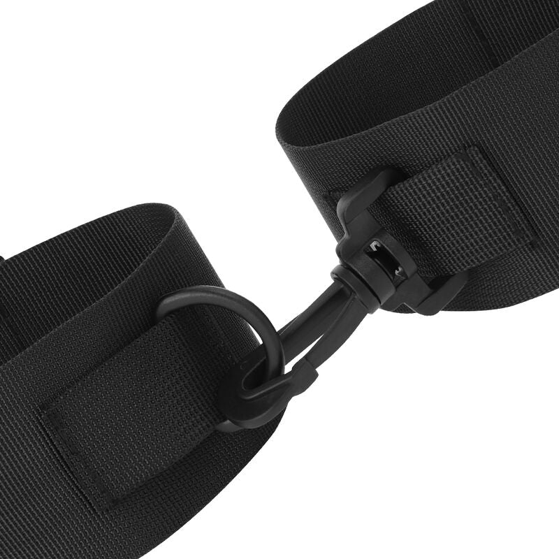 Manette BDSM in Nylon Darkness — Per Principianti